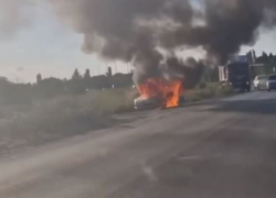 Волгоградские водители сняли на видео полыхающую «Ладу» в поселке Водстрой