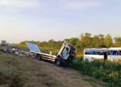 Пассажирский автобус устроил смертельное ДТП с грузовиком на встречке под Волгоградом: видео 