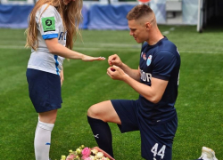 Футболист сделал предложение возлюбленной на стадионе "Волгоград Арена"