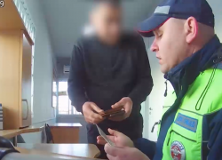 Двое мужчин попытались дать взятку полицейским под Волгоградом – видео 