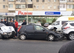 Три авто сложились в бутерброд на юге Волгограда 