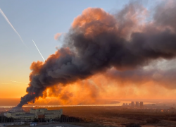 Гигантский столб дыма напугал горожан: в Волгограде тушат пожар на складе возле "Ашана"