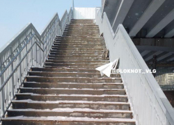 «Летела вниз, считала ступени»: на опасный спуск в центре Волгограда жалуются горожане