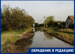 «Вон как вода шурует»: масштабный потоп оставил на трое суток с сухими кранами поселок в Волгограде 