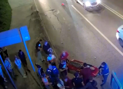 На видео попало жесткое столкновение Volkswagen и мотоцикла в центре Волгограда