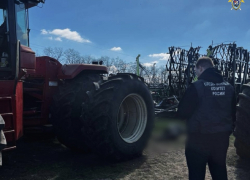 Пьяный водитель насмерть переехал молодого работника на тракторе под Волгоградом