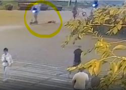 Парень на электросамокате сбил 3-летнюю малышку и уехал в Волгограде - видео