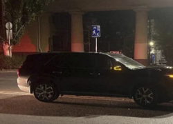 В тусовочном центре Волгограда бесправник на мопеде влетел в Hyundai Palisade 