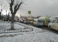 Стоят даже трамваи: серия ДТП парализовала юг Волгограда