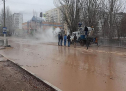 В Волжском снова прорвало место смертельной аварии на Оломоуцкой