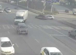 Массовое ДТП с пострадавшим 31-летним водителем в Волгограде попало на видео