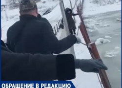 Убийственная дорога до школы: на видео показали, как жители поселка добираются через реку в Волгоградской области