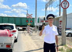 Два автомобилиста и мотоциклист пытались проскочить с нарушениями ЖД-переезд под Волгоградом 