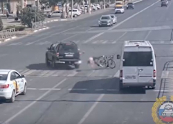 Внедорожник снес велосипедистку в Волжском: шок-видео