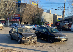 Смачное столкновение авто у ТЦ в Волгограда попало на видео