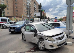 Toyota на скорости влетела в Ford в центре Волгограда: ДТП попало на видео