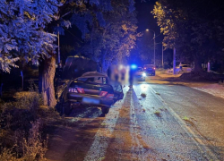 За жизнь девушки борются врачи: подробности шок-аварии со смятым ВАЗом в Волгограде