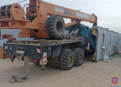 Неуправляемый «Урал» протаранил бытовку с женщиной у предприятия волгоградского депутата 