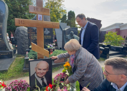 Легендарная Александра Пахмутова сказала важные слова на усыпанной цветами могиле Добронравова