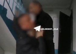 В Волгограде разъяренный должник напал на энергетика и пытался сбросить его с лестницы
