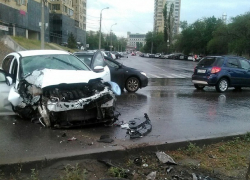 Лихач на Ford перемахнул через  бордюр, вылетел на рельсы и врезался в столб в центре Волгограда