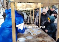 Бесплатную раздачу блинов устроили в центре Волгограда – видео 