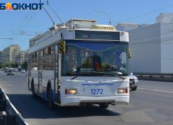 Троллейбус улетел в овраг на севере Волгограда