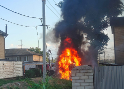 Трансформаторная будка вспыхнула рядом с домами в Волгоградской области
