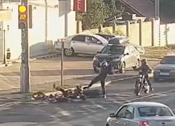 Байкеры насмешили нелепым ДТП в Волгограде: видео