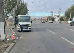 Пассажирская «ГАЗель» вписалась в столб на севере Волгограда