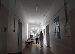 «Система работает на износ»: в волгоградских «красных зонах» заканчиваются койки