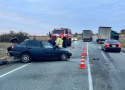 Два человека погибли в сплющенной "КамАЗом" иномарке под Волгоградом 