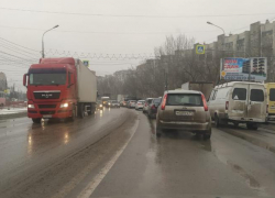 Дальнобойщик из Калмыкии на фуре протаранил Chevrolet в Волгограде: водитель в больнице