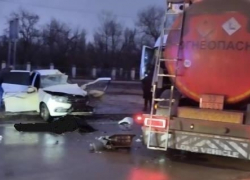 Перед новым годом в столкновении грузовика с «Ладой» в Волгограде погиб мужчина и пострадал подросток