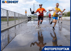 Девушка в цветах флага Украины приняла участие в забеге по лужам в Волгограде