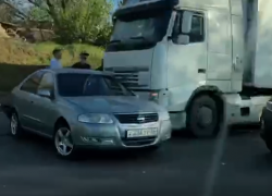 Влетевший под большегруз Nissan собрал огромную пробку на Второй Продольной в Волгограде