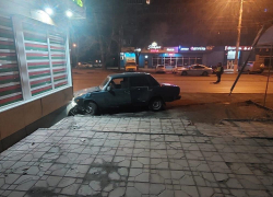 В Волгограде женщина на ВАЗе «влетела» в мясной павильон