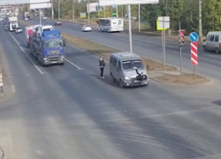 Десятилетний самокатчик влетел в несущийся на скорости микроавтобус на юге Волгограда: видео