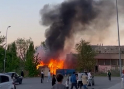 В Волгограде бушует пожар недалеко от ТРЦ «Европа Сити Молл»: видео