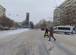 В Волгограде из-за некачественной расчистки дорог запретили въезд в город грузовиков