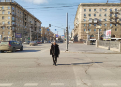 Как перейти загадочный перекресток на Комсомольской и не получить штраф, рассказали волгоградцам 
