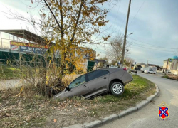 Волгоградец притопил свое авто в сливной яме