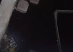 Вонь, сырость и вода по колено: залитый подвал в Волгограде попал на видео