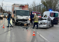 В Волжском «десятка» влетела в автомобиль «Красное&Белое»: двое в больнице