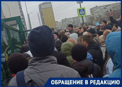 Очереди с 5 утра у школы не помогли родителям в Волгограде записать детей в 1 класс
