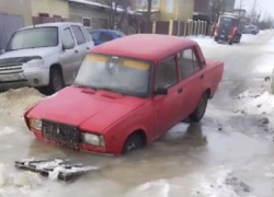 Машины в 7 минутах езды от центра Волгограда вмерзли в ледник, а вода топит жилье 