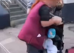 Цыганки с бездонной коляской обокрали супермаркет — видео