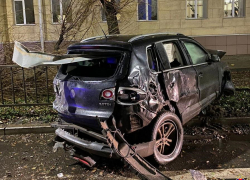 В Волгограде последствия ДТП с влетевшей в здание иномаркой оплатит бюджет
