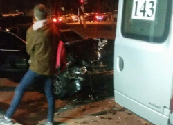 В Волгограде в маршрутку с пассажирами врезался черный «бумер»