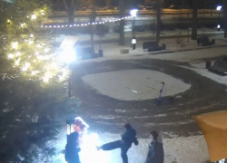 Жестокое нападение "Гринчей" - зумерш на новогоднее украшение попало на видео под Волгоградом 